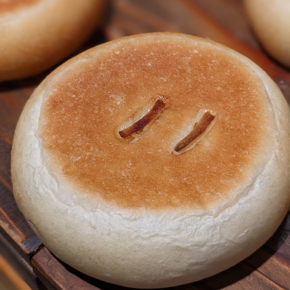 .今週のおすすめは…「きんぴらごぼうのおやき」ですピリ辛なきんぴらごぼうに、チーズとマヨを和えた自家製フィリングを包み込み、おやき風に焼き上げました！ピリ辛なきんぴらもチーズマヨでマイルドな味わいに仕上がってます️和の惣菜パンもぜひお試し下さい♪今週のお楽しみクーポンは...「きんぴらごぼうのおやき」を抽選で15名様にプレゼントさせていただきますクーポンの利用期間は来週の金曜日までとなっております。抽選クーポンにぜひ参加してみてくださいねプロフィールのURLから友だち登録ができます❣️#pino #パン #パン屋 #調布 #国領 #調布パン屋⁡#バゲット #bread #bakery #京王線 #無添加パン⁡#おいしいパン #おいしいパン屋さん #食パン⁡#クリームパン #国産小麦 #パン好きな人と繋がりたい #おやき #きんびらごぼう #惣菜パン