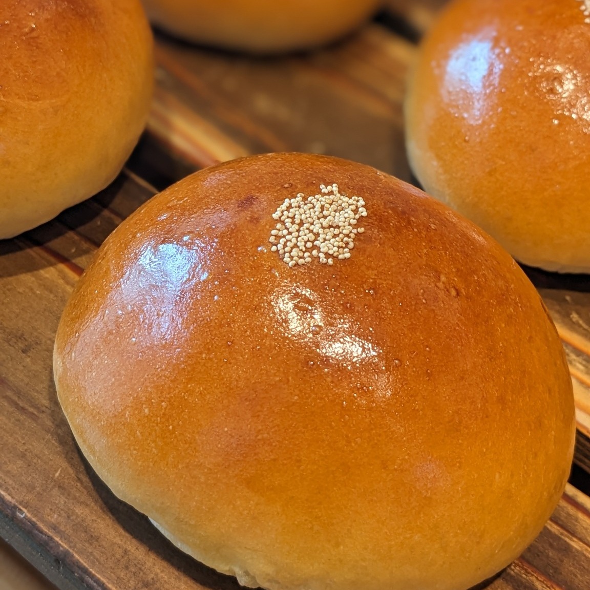 .今週のおすすめは…「ほうじ茶あんぱん」です白あんに微粉末にしたほうじ茶パウダーを練りこんだ、自家製ほうじ茶あんをフワフワな菓子生地で包み込みました！ほうじ茶の香ばしさが食欲をそそります🤤求肥入りなのでお餅の食感も楽しんでください今週のお楽しみクーポンは...「ほうじ茶あんぱん」を抽選で15名様にプレゼントさせていただきますクーポンの利用期間は来週の金曜日までとなっております。抽選クーポンにぜひ参加してみてくださいねプロフィールのURLから友だち登録ができます❣️#pino #パン #パン屋 #調布 #国領 #調布パン屋⁡#バゲット #bread #bakery #京王線 #無添加パン⁡#おいしいパン #おいしいパン屋さん #食パン⁡#クリームパン #国産小麦 #パン好きな人と繋がりたい#ほうじ茶 #あんぱん