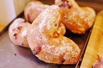 .今週のおすすめは…「天然酵母クランベリーとホワイトチョコ」です🥐ホシノ天然酵母を使用した、長時間発酵の風味豊かなパン生地と酸味の効いたクランベリー、すっきりとした味わいのホワイトチョコの組み合わせが抜群！毎日11:30頃の焼き上がりですPINOではショップカードをご用意しております来店1回ごとに1ポイント付与され、・5ポイントでメロンパン・10ポイントでお好きな180円(税抜)以下のパンをプレゼント来店された際には、下のメニューにある「ショップカード」からポイントをゲットしてください♪今週のお楽しみクーポンは...「メロンパン」を抽選で15名様にプレゼントクーポンの利用期間は来週の金曜日までです。クーポンで当たったパンが売り切れの場合は引き換えできませんので、引き換えは余裕を持ってお早めにご来店ください。抽選クーポンにぜひ参加してみてくださいねプロフィールのURLから友だち登録ができます❣️#pino #パン #パン屋 #調布 #国領 #調布パン屋⁡#バゲット #bread #bakery #京王線 #無添加パン⁡#おいしいパン #おいしいパン屋さん #食パン⁡#クリームパン #国産小麦 #パン好きな人と繋がりたい #天然酵母 #クランベリー #ホワイトチョコ