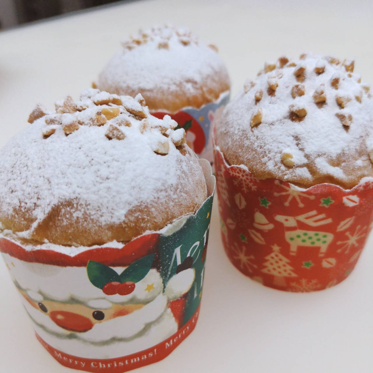 .今週のおすすめは…「クリスマスパン」です🏻バターをたっぷりと練り込んだ、フワフワのパン生地にレーズン、クランベリー、オレンジピールをブランデーとラム酒にじっくりと漬け込んだ自家製フルーツミックスを混ぜ込みました！イタリアのクリスマスに食べる菓子パンである、伝統的なパネトーネをPINO風にアレンジしてみましたお酒の味はしません！ブランデーとラムの豊かな風味だけ残ってます♪クリスマス限定です️ぜひお試しください！今週もお楽しみクーポンを配信中です今回のプレゼントクーポンは、クリームパンを抽選で15名様にプレゼントさせていただきますクリームパンはおかげさまで、累計販売数が12万個を突破しました️クーポンの利用期間は来週の金曜日までとなっておりますので、ご注意ください️他のクーポンとの併用はできません️プロフィールのURLから友だち登録ができます❣️#pino #パン #パン屋 #調布 #国領 #調布パン屋⁡#バゲット #bread #bakery #京王線 #無添加パン⁡#おいしいパン #おいしいパン屋さん #食パン⁡#クリームパン #国産小麦 #パン好きな人と繋がりたい #クリスマスパン #パネトーネ