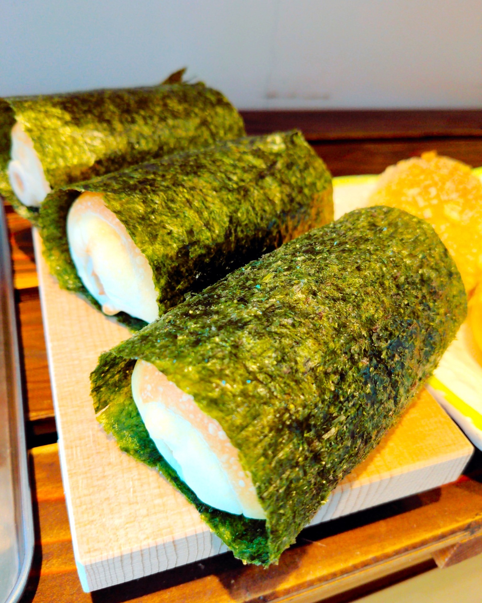 今週のおすすめは…「恵方巻ぱん」です2月になればすぐに節分です！すっかり定番になった「恵方巻」皆さんは食べますか？PINOでも出します！「恵方巻きぱん」海苔巻きがぱん？そうなんです。ぱんを海苔で巻きました！そして、具はツナマヨを詰めた竹輪です。こちら、北海道では定番のちくわパンなのですが、それを海苔で巻いて、恵方巻きぱんにしました！竹輪とパン、海苔、相性抜群です。竹輪の穴にツナマヨを詰めるのが結構大変穴が小さいんですよね！一本一本心を込めて詰めてます（笑）美味しく食べてもらうために店主頑張ります2月3日までの限定販売です。ぜひお試しください！今週のお楽しみクーポンは...「恵方巻ぱん」を抽選で15名様にプレゼントクーポンの利用期間は来週の金曜日までです。クーポンで当たったパンが売り切れの場合は引き換えできませんので、引き換えは余裕を持ってお早めにご来店ください。抽選クーポンにぜひ参加してみてくださいねプロフィールのURLから友だち登録ができます❣️#pino #パン #パン屋 #調布 #国領 #調布パン屋⁡#バゲット #bread #bakery #京王線 #無添加パン⁡#おいしいパン #おいしいパン屋さん #食パン⁡#クリームパン #国産小麦 #パン好きな人と繋がりたい #恵方巻ぱん #節分