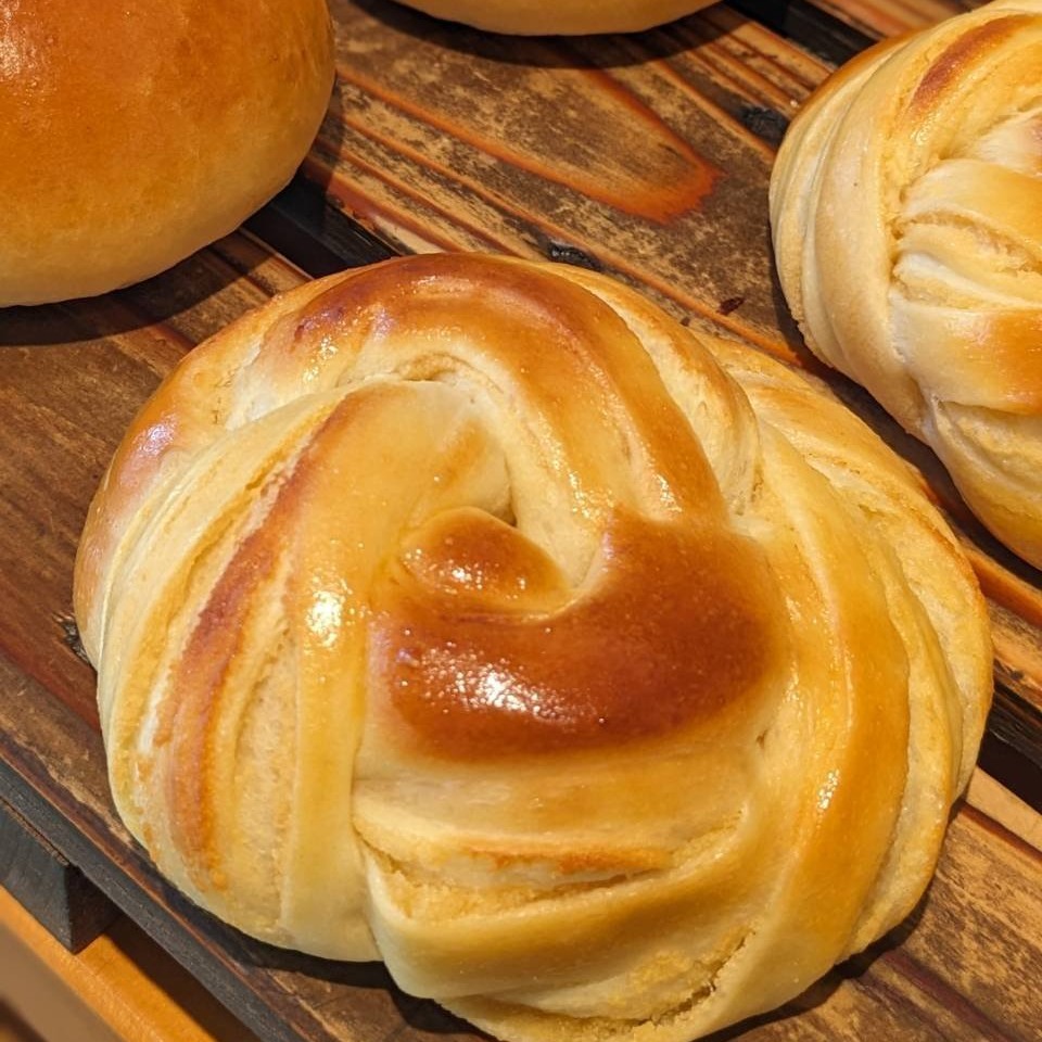 .今週のおすすめは…「みそぱん」です🥐白あんと味噌を合わせた自家製みそあんをパン生地と合わせましたみそあんとフワフワのパン生地がよく合います！甘しょっぱい味がくせになるよ今週のお楽しみクーポンは...「みそぱん」を抽選で15名様にプレゼントクーポンの利用期間は来週の金曜日までです。クーポンで当たったパンが売り切れの場合は引き換えできませんので、引き換えは余裕を持ってお早めにご来店ください。抽選クーポンにぜひ参加してみてくださいねプロフィールのURLから友だち登録ができます❣️#pino #パン #パン屋 #調布 #国領 #調布パン屋⁡#バゲット #bread #bakery #京王線 #無添加パン⁡#おいしいパン #おいしいパン屋さん #食パン⁡#クリームパン #国産小麦 #パン好きな人と繋がりたい #みそぱん #白あん #味噌