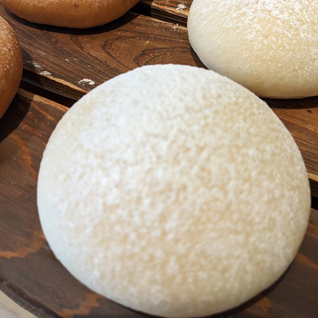 .今週のおすすめは…「とろ〜りチョコ」ですシンプルなパン生地でチョコクリームを包みました！ホンダンショコラのように中からとろ～りとチョコが溢れてきます🤤今年からチョコを見直し、とろ～り度が更にアップ！白パンシリーズ人気Ｎｏ1をお楽しみ下さい🥰今週もお楽しみクーポンを配信中です今回のプレゼントクーポンは、クリームパンを抽選で15名様にプレゼントさせていただきますクリームパンはおかげさまで、累計販売数が12万個を突破しました️クーポンの利用期間は来週の金曜日までとなっておりますので、ご注意ください️他のクーポンとの併用はできません️プロフィールのURLから友だち登録ができます❣️#pino #パン #パン屋 #調布 #国領 #調布パン屋⁡#バゲット #bread #bakery #京王線 #無添加パン⁡#おいしいパン #おいしいパン屋さん #食パン⁡#クリームパン #国産小麦 #パン好きな人と繋がりたい #バレンタイン #チョコ #チョコパン
