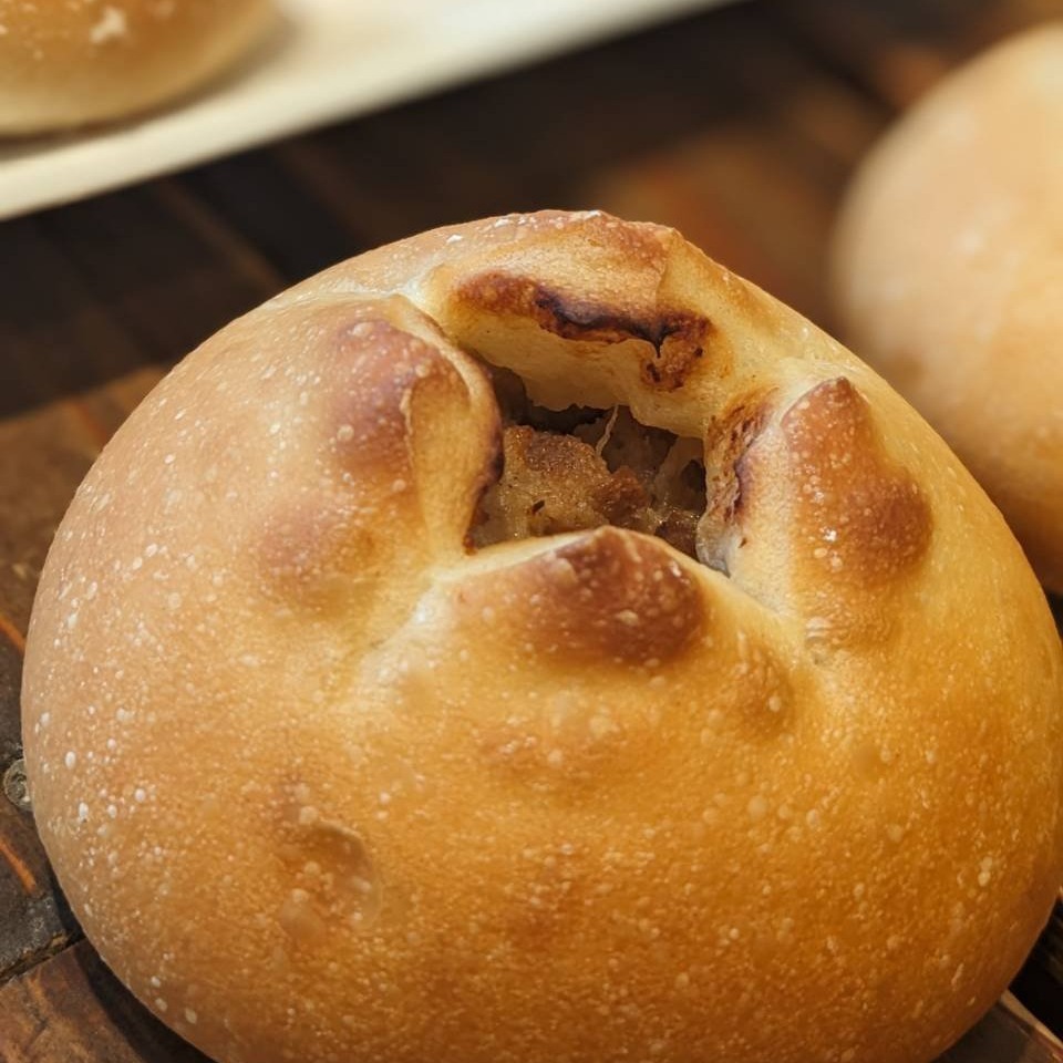 今週のおすすめは…「焼き豚まん」シンプルなパン生地で、ジューシーな豚まんの具を包み込みました！溢れる肉汁をパン生地が全て吸取ります。焼き立てに出会ったらぜひためして下さい#pino #パン #パン屋 #調布 #国領 #調布パン屋⁡#バゲット #bread #bakery #京王線 #無添加パン⁡#おいしいパン #おいしいパン屋さん #食パン⁡#クリームパン #国産小麦 #パン好きな人と繋がりたい #豚まん #ジューシー