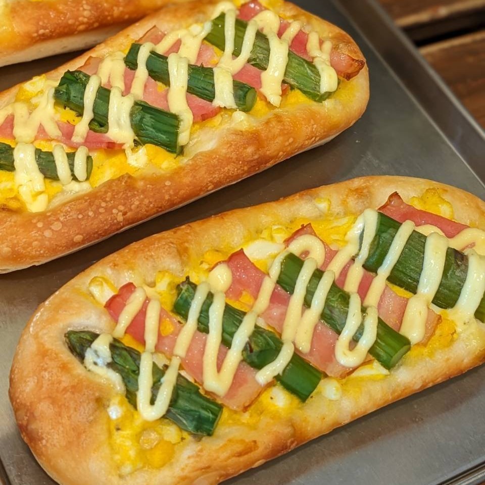 .今週のおすすめは…「アスパラベーコン」です🥓高野養鶏場の新鮮卵で作った、自家製たまごサラダにアスパラとベーコンをトッピングしました！旬のアスパラで春を感じて下さい春を食べよう！11:30頃の焼き上がりですプロフィールのURLから友だち登録ができます❣️#pino #パン #パン屋 #調布 #国領 #調布パン屋⁡#バゲット #bread #bakery #京王線 #無添加パン⁡#おいしいパン #おいしいパン屋さん #食パン⁡#クリームパン #国産小麦 #パン好きな人と繋がりたい