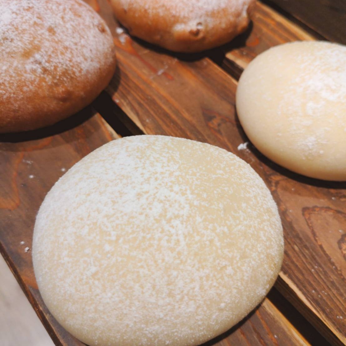 .今週のおすすめは…「いちご大福ぱん」ですいちご一粒と白あん、求肥をパン生地で包み込みました️いちごがまるごと入ってます️まるで、いちご大福のようなパンです求肥のモチモチとパンのフワフワを同時に楽しんて下さい！今週のお楽しみクーポンは...「いちご大福ぱん」を抽選で15名様にプレゼントクーポンの利用期間は来週の金曜日までです。クーポンで当たったパンが売り切れの場合は引き換えできませんので、引き換えは余裕を持ってお早めにご来店ください。抽選クーポンにぜひ参加してみてくださいねプロフィールのURLから友だち登録ができます❣️#pino #パン #パン屋 #調布 #国領 #調布パン屋⁡#バゲット #bread #bakery #京王線 #無添加パン⁡#おいしいパン #おいしいパン屋さん #食パン⁡#クリームパン #国産小麦 #パン好きな人と繋がりたい #イチゴ #いちご大福ぱん #白あん