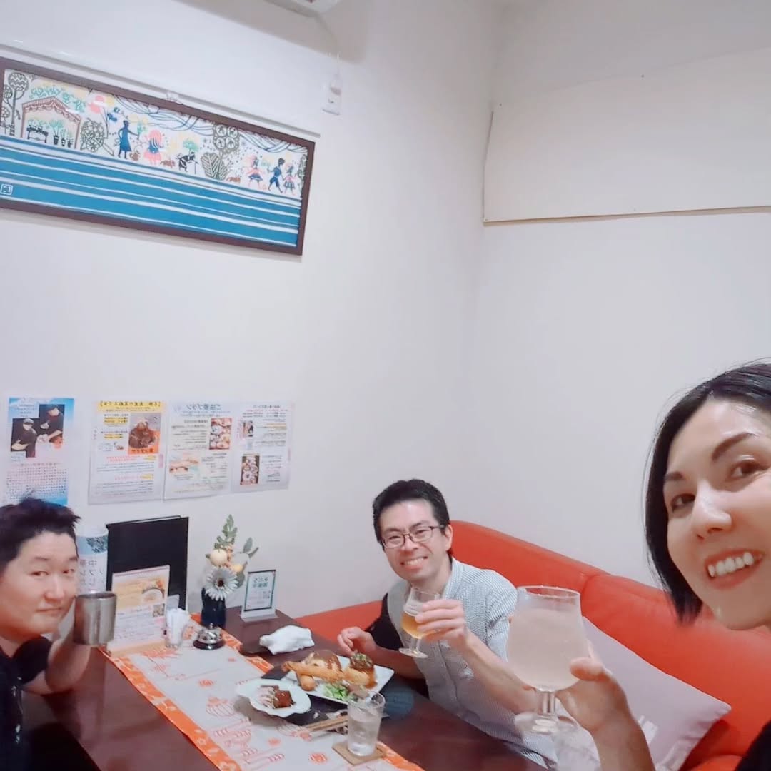 【熊本小麦畑視察1.5日目】1.5日目昨日の晩から！今回も長め、凄かったから️2日目は明日アップします夜はお隣福岡県大牟田にある、プチレストランやながわさんへ飲食店オーナーのコミュニティー仲間の柳川さんが経営されてる中華レストランです！当初福岡県も大きいから無理かな〜と思ってましたが、なんと、熊本から約１時間で行けるせっかく九州まで来たんだからこれは行かねば️と思い連絡して行ってきました本当は18時ぐらいに着くつもりが着いたのは20時おいおい、待たせすぎだろなんと駅まで迎えに来てくれて、素敵なディナーを堪能させてもらいました木を主とした素敵な一軒家のお店でした。完全バリアフリーで授乳室も完備した、おもてなし感満の作りで🥰そして、写真を撮り忘れるおバカな私今年10周年とのことでした。10年経つのにものすごくキレイ！普段のメンテナンスが行き届いてる証拠ですね見習おう！名物の黒酢酢豚！これが食べたかった！酢豚が美味しいと思ったの初めてかも本当に美味しかった父の日に考えてるという、特別なプレートも出してもらい、最後はデザート！素敵中華ではなく、フレンチを思わせるようなプレートでした。旦那さんともお話させてもらい、調子にのってなんと23時までお邪魔してしまいました。すみません片付け等もあるのに延々とお付き合いさせてしまいましたもう本当に美味しく楽しかった〜柳川さん！ありがとうございました終電で熊本に帰りましたもう今回の視察は内容濃すぎだー最終日、明日アップしますまたもや長すぎて、すみませんでした