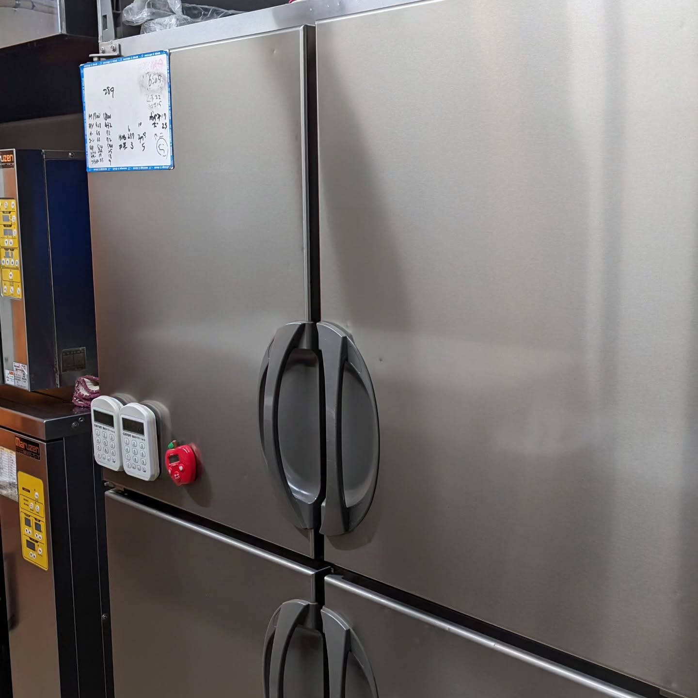 【悲しいお知らせ】昨日異音がしていた冷蔵庫ですが、メーカーのサービスに見てもらった結果、コンプレッサーがもうだめだと音は凄いが、とりあえずは動いて冷えます。コンプレッサーの交換となりますが、お盆と土日が重なり部品の発注が週明け。部品が来ても、修理が立て込んでるので、直ぐに出来るかは今のところ分からないそうです修理が先か、壊れるのが先か・・・もし壊れたら、パン生地を冷蔵しておく冷蔵庫なのでストックできなくなるのでパンが作れなくなりますその時は修理が終るまで、お休みになるのかなんにせよ、壊れないようにお祈りしておきますはー洗浄機に続き、高額修理だー