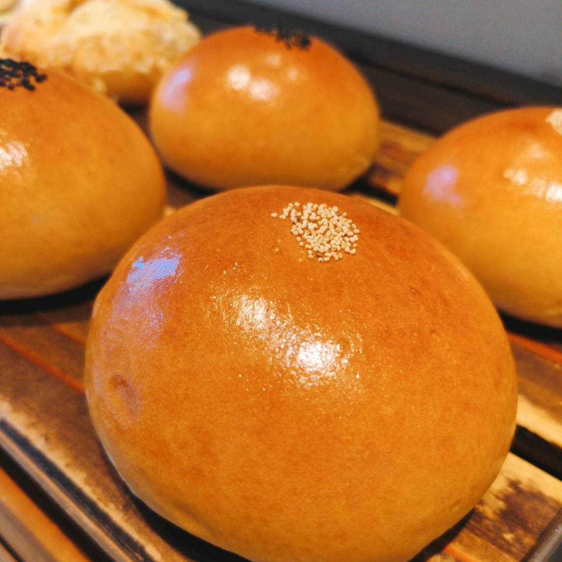 今週のおすすめは・・・「ほうじ茶あんぱん」です白あんに微粉末にしたほうじ茶パウダーを練りこんだ、自家製ほうじ茶あんをフワフワな菓子生地で包み込みました！ほうじ茶の香ばしさが食欲をそそります🫖求肥入りなのでお餅の食感も楽しんでください♪温かいお茶が美味しい季節になってきましたお茶のパンでホッコリしてくださいね今週のお楽しみクーポンは...「ほうじ茶メロンパン」を抽選で15名様にプレゼントクーポンの利用期間は来週の金曜日までです。クーポンで当たったパンが売り切れの場合は引き換えできませんので、引き換えは余裕を持ってお早めにご来店ください。プロフィールのURLから友だち登録ができます❣️#pino #パン #パン屋 #調布 #国領 #調布パン屋⁡#バゲット #bread #bakery #京王線 #無添加パン⁡#おいしいパン #おいしいパン屋さん #食パン⁡#クリームパン #国産小麦 #パン好きな人と繋がりたい #ほうじ茶 #あんぱん